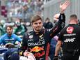 Max Verstappen zwaait naar het publiek na het claimen van pole position.