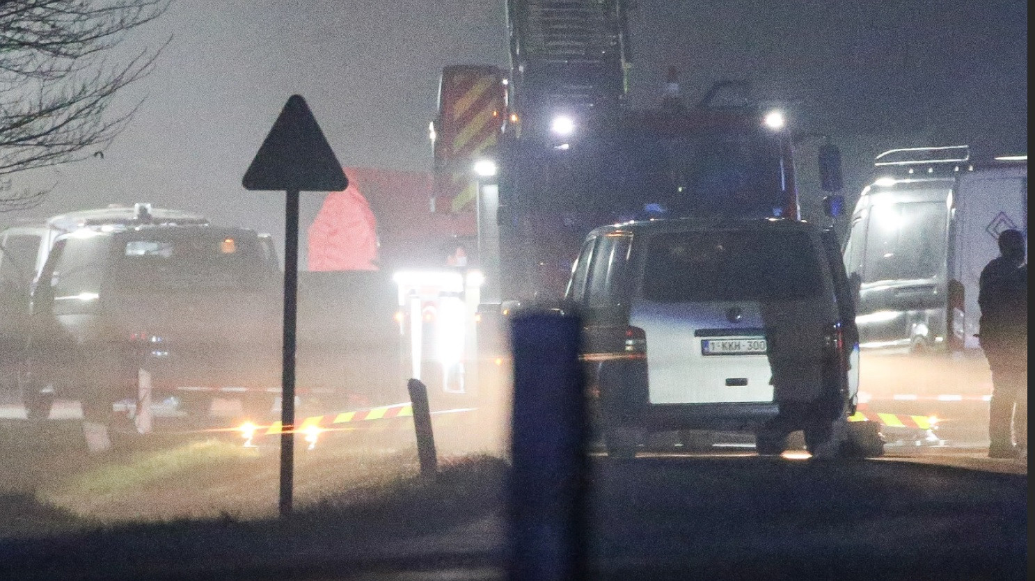 In Sint-Lenaarts in België wordt Kenneth B. neergeschoten, na eerder op de dag een vuurwapen te hebben geritseld en te zijn ontsnapt.