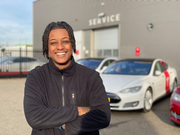 Zelfverklaard 'Technicienne' Janeen sleutelde voorheen aan trams, nu helpt ze Tesla-rijders in de regio ten zuiden van Rotterdam