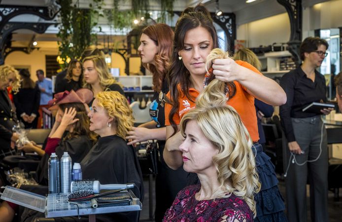 Staatssecretaris Mona Keijzer (Economische Zaken en Klimaat) voorafgaand aan Prinsjesdag gestyled door een schoonheidsspecialist. Nu is de beroepsgroep woest op haar.