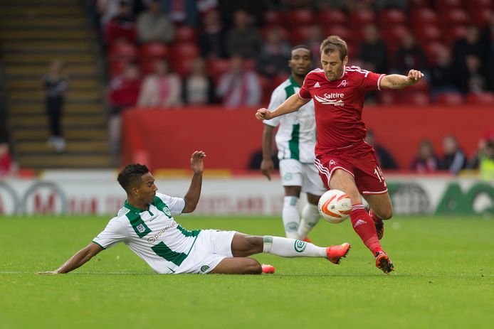 Danny Hoesen zet een tackle in op Naill McGinn van Aberdeen.