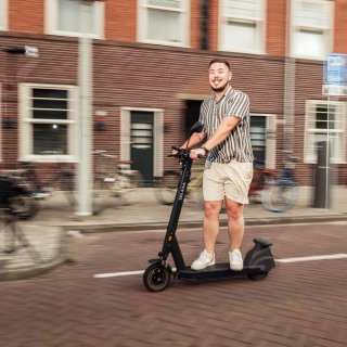 Dit Amsterdamse bedrijf ontwierp de elektrische step die op dit moment door Amsterdam mag rijden: 'Dit is de toekomst'