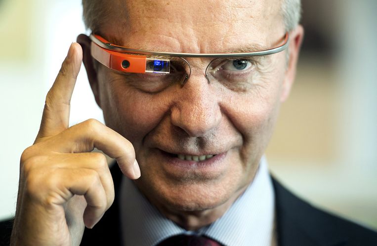 Minister Henk Kamp van Economische Zaken test een Google-bril tijdens een werkbezoek aan computerbedrijf Google in juni 2014. Beeld anp