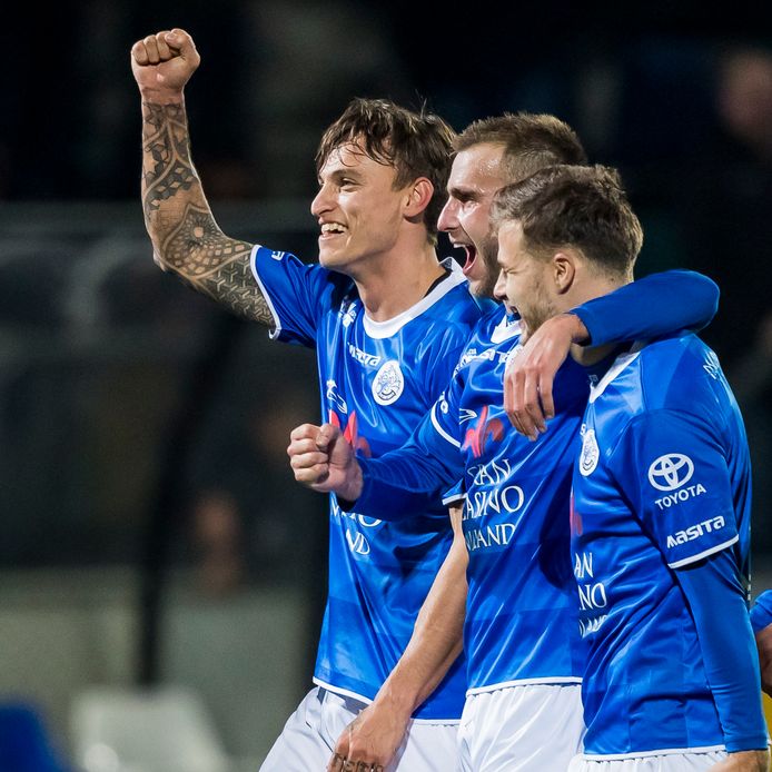De spelers van FC Den Bosch vieren de overwinning op Twente uitbundig.