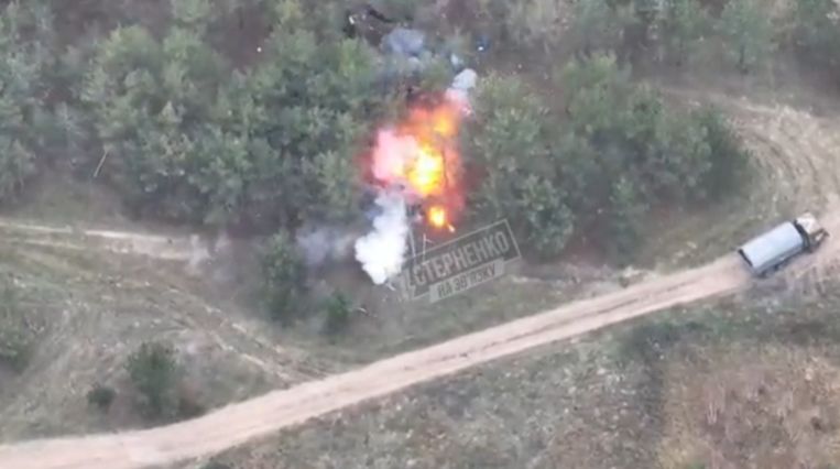 Een Russische houwitser wordt door een Oekraïense artilleriegranaat uitgeschakeld. Beeld rv
