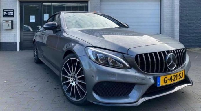 Een foto van de Mercedes AMG waaraan op het moment van de diefstal groene handelaarsplaten hingen.