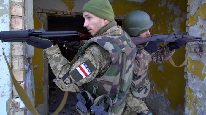 Wit-Russische soldaten volgen een opleiding bij het Oekraïense leger in Kiev.