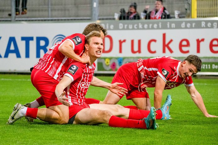 Vincent Vermeij (midden, zittend) juicht na zijn doelpunt voor SC Freiburg II tegen 1. FC Saarbrücken.