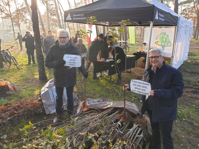 Gedeputeerde Jan De Haes en burgemeester Kris Van Dijck bij de bomen.