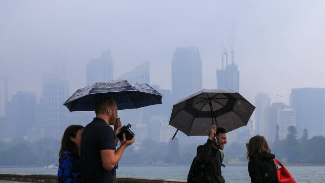 Australische brandweer blij met regen die met bakken uit de lucht valt, maar nu dreigen weer andere gevaren