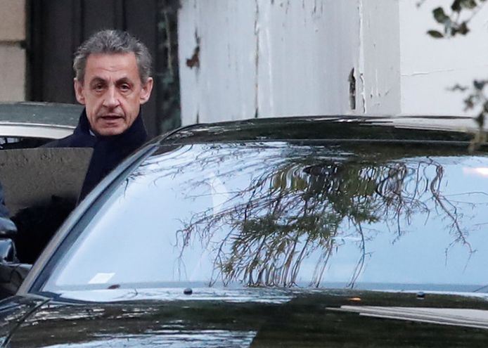Sarkozy werd vanmorgen gefotografeerd bij het verlaten van zijn woning in Parijs.