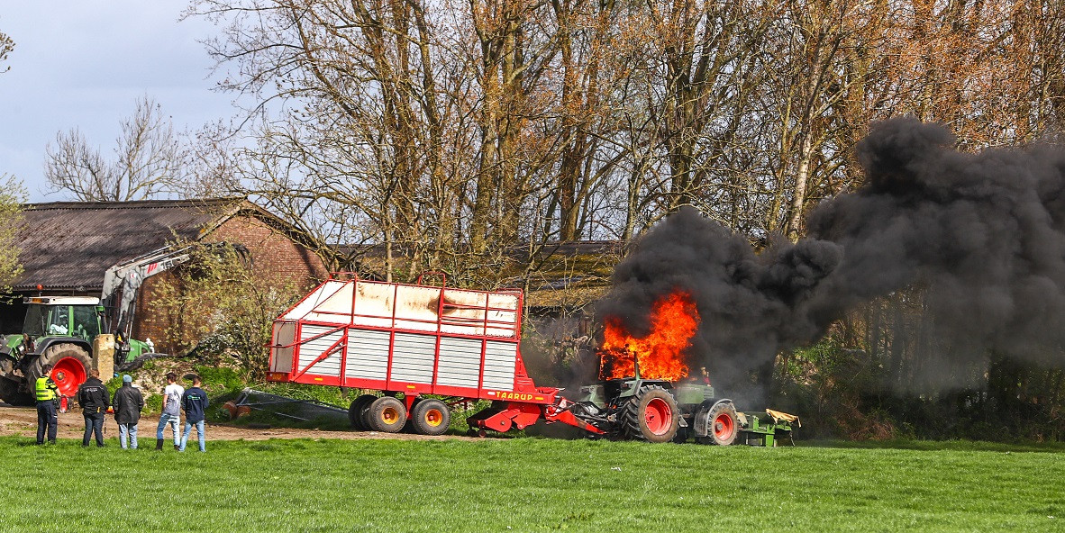 Verleden Nieuw maanjaar vloek Trekker in brand in Kamperveen | Foto | destentor.nl