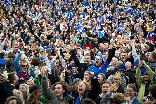 IJslanders vieren in Reykjavik de overwinning op Engeland.