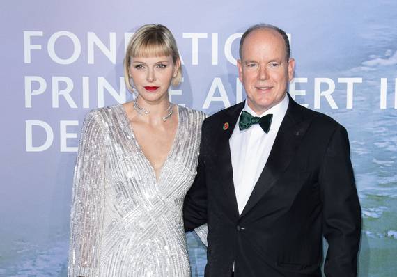 Prinses Charlene is, mét nieuw kapsel, terug in Monaco