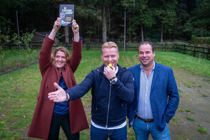 Colinda van Dijk, Erik Kaptein en prof-scheidsrechter Kevin Blom (midden) schreven samen het boek ‘De Fluitende Leider’.