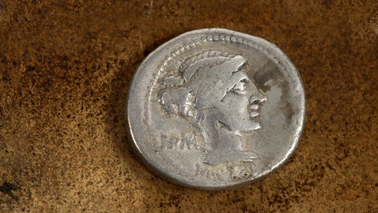 Een Romeinse denarius uit 89 voor Christus, een zilveren munt die de ongekende economische bloeiperiode kenmerkte na de tweede Punische oorlog tegen Carthago in de tweede eeuw voor Christus. Beeld thinkstock