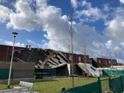 Rukwinden zorgen voor ravage in Torhout: vijf daken losgerukt door stormweer