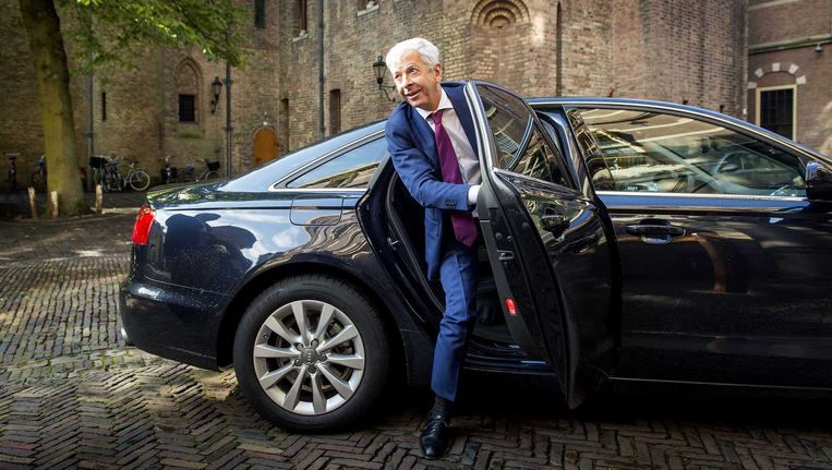 Minister van Binnenlandse Zaken en Koninkrijksrelaties Ronald Plasterk komt aan op het Binnenhof voor het begrotingsoverleg. Beeld anp