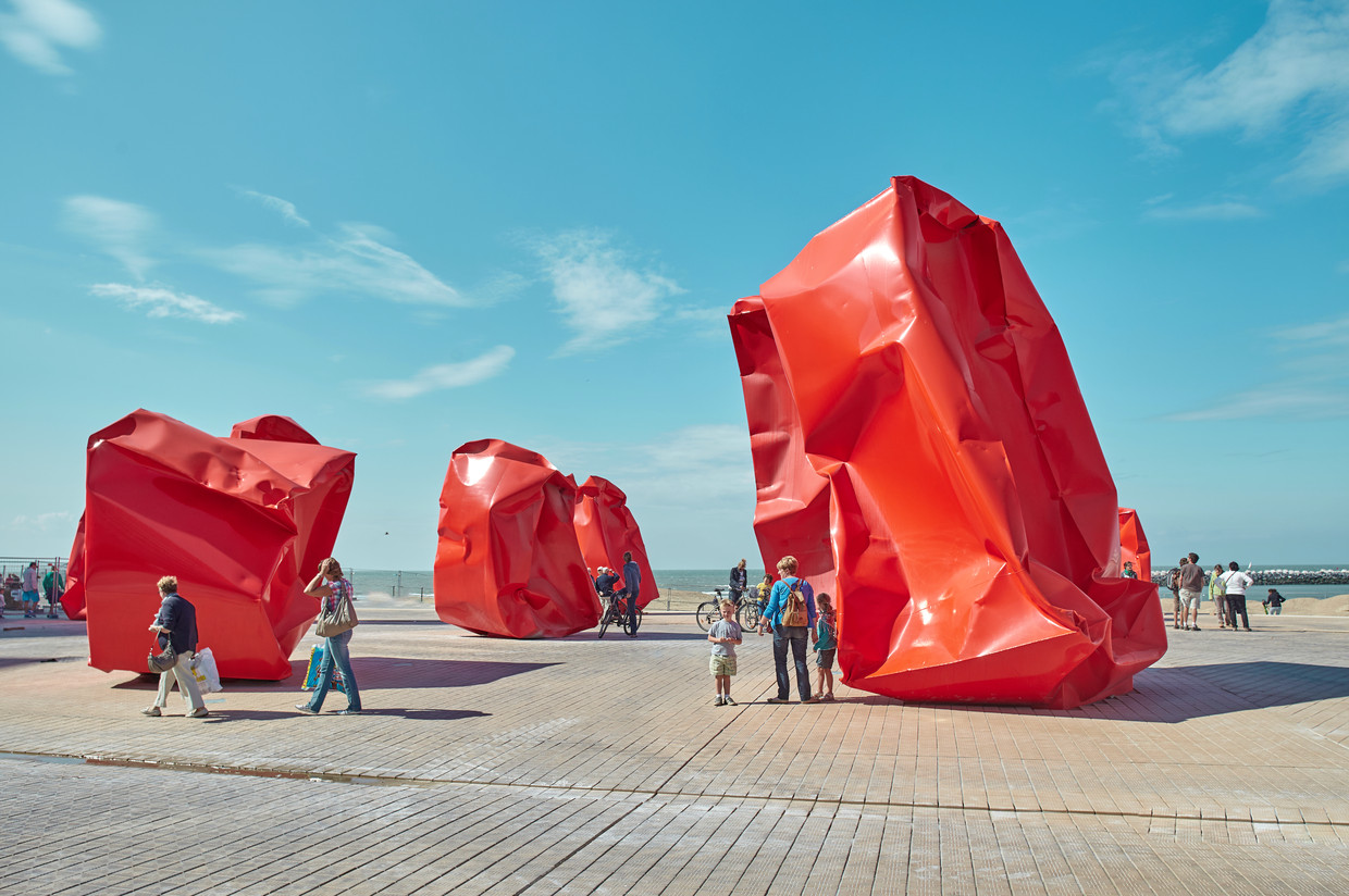 Toen kunstenaar Arne Quinze zijn rode blokken neerpootte op de dijk van Oostende leidde dat tot een rechtszaak om die er weer weg te halen.  Beeld Dave Bruel