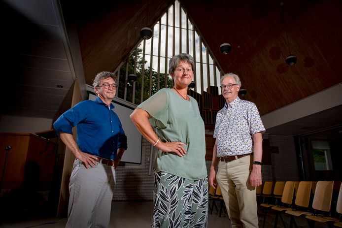 Musicus Harrie Poulssen, regisseur Carla Aalbers en predikant Henk van Veldhuizen zijn voor het eerst sinds corona weer bij elkaar met hun musicalgroep in Hasselt.