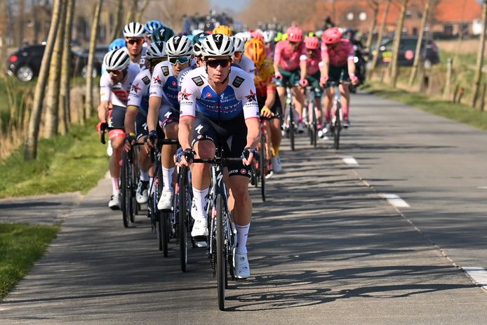 Iljo Keisse voert namens Quick-Step Alpha Vinyl het peloton aan.