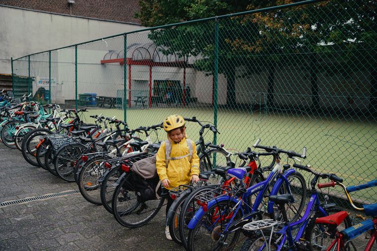 Ida parkeert zelf haar fiets in het fietsenrek. Beeld Wouter Van Vooren