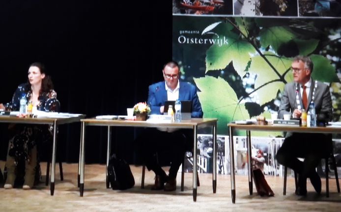De gemeenteraad van Oisterwijk vergaderde in cultureel centrum Tiliander onder voorzitterschap van burgemeester Hans Janssen (rechts), geflankeerd door de wethouders Stefanie Vatta en Dion Dankers
