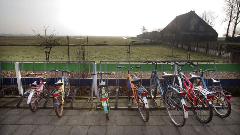 De fietsenstalling van de kleine basisschool Mids de Marren in Gaatsmeer. Beeld ANP