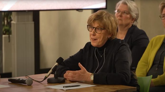 Informateur Heleen van Rijnbach tijdens de duidingsavond van de verkiezingsuitslag in de gemeente Roosendaal. Achter haar Klaar Koenraad (GroenLinks) en Nicole Roeken (CDA).