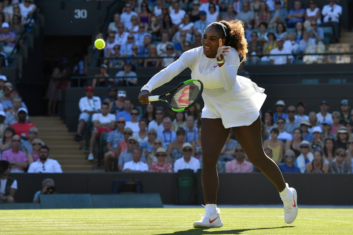 Serena Williams speelt op Wimbledon tegen de Nederlandse tennisster Arantxa Rus. Beeld AFP