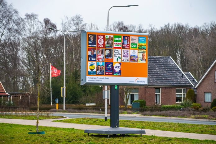 De Trotter aan de Rondweg in Neede met de achttien affiches van partijen die meedoen aan de Gelderse provinciale statenverkiezingen.