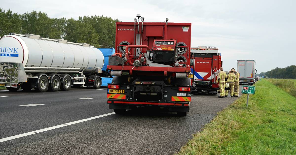 Brand in vrachtwagen op de A28 in Veeningen