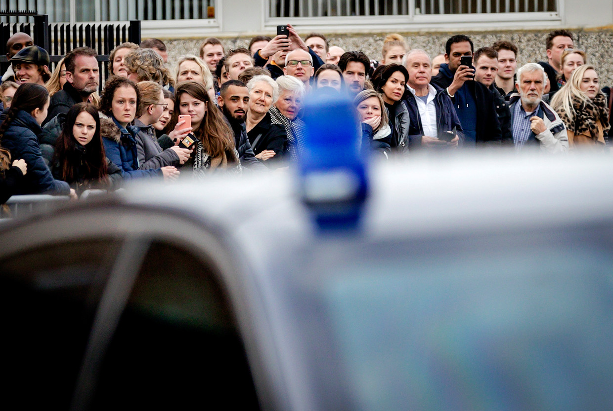 Publiek bij de rechtbank waar het Holleeder-proces plaatsvindt. Beeld ANP