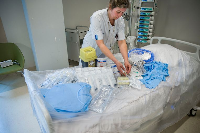Projectleider Nicole Hunfeld toont hoeveel plastic per patiënt per dag erdoorheen gaat op de intensive care.
 Beeld Arie Kievit