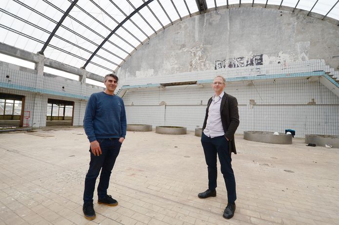 Marko Matic (l) en Erik Workel van IAA. Het architectenbureau maakte het nieuwe ontwerp voor de oude melkhal aan de Raiffeisenstraat en verhuist daar dit jaar zelf naar toe.