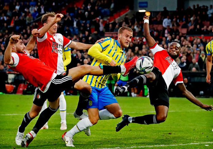 Melle Meulensteen in duel met drie Feyenoorders.