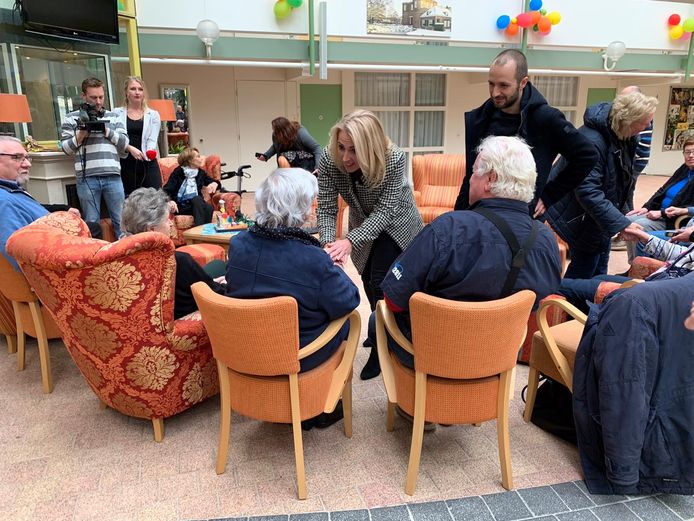 SP-leider Lilian Marijnissen in gesprek met bewoners van de Bloesemhof in Montfoort.