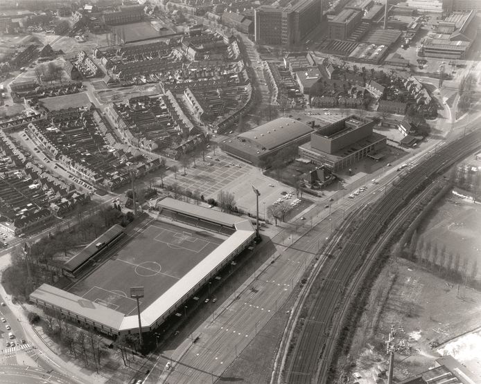 Het voetbalstadion van PSV en het Philips Ontspanningscentrum (POC) in 1976. ASML krijgt trekjes van Philips dat vroeger zorgde voor huisvesting, zorg, onderwijs, sport en cultuur. Foto Historische Atlas Eindhoven
