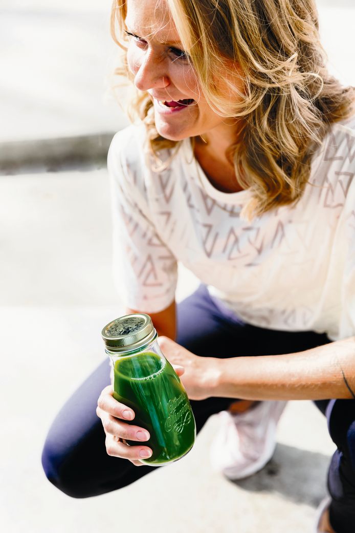 Juices en smoothies kunnen volgens Anna Santens helpen om méér groenten en fruit binnen te krijgen doorheen de dag. "Ze zijn niét bedoeld als vervanger voor maaltijden, je hebt eten nodig om alle essentiële voedingsstoffen binnen te krijgen."
