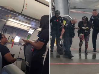 KIJK. "Wat heb ik misdaan?": vrouw van vliegtuig gehaald nadat ze weigert te luisteren naar instructies over nooduitgang