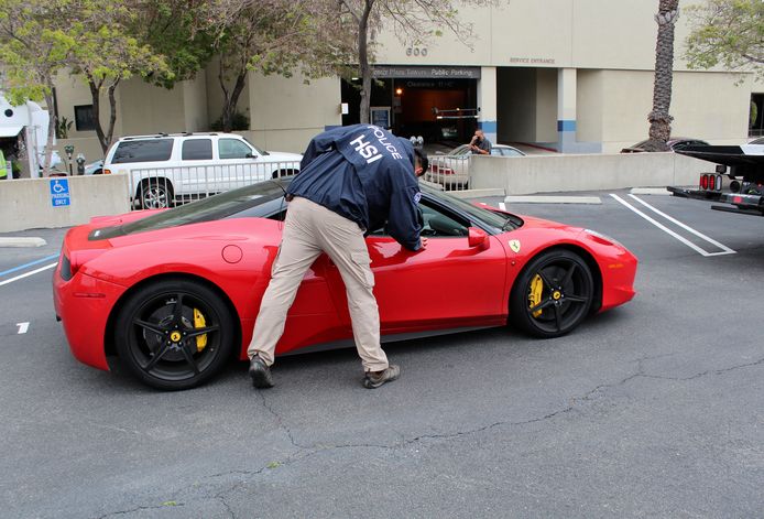 Deze knalrode Ferrari 458 Italia uit 2011 zou 100.000 dollar (83.000 euro) waard zijn.