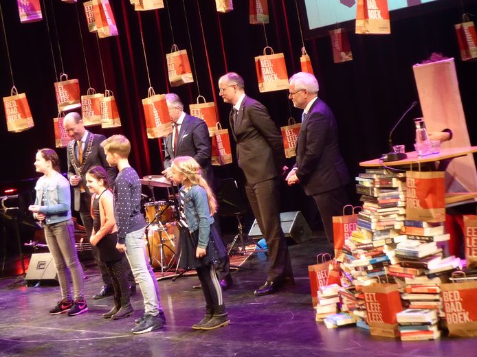 De Twentse burgemeester kregen de eerste exemplaren van het jubileumboek over boekhandel Broekhuis.