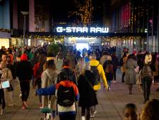 Burgemeester Aboutaleb sluit alle winkels in het centrum van Rotterdam wegens extreme drukte