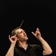 Een onvermoeibare Adès zorgt samen met pianist Kirill Gerstein voor een uiterst opwindend optreden ★★★★☆