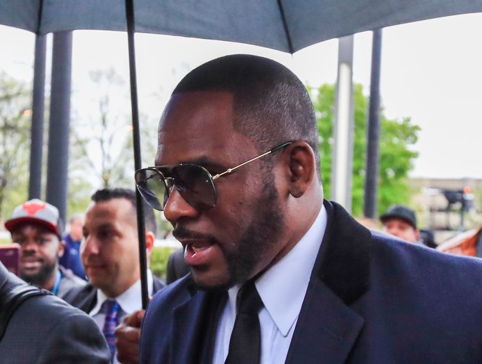 R. Kelly viel even geleden al van zijn voetstuk. Nu laat ook vriendin Joycelyn hem vallen.