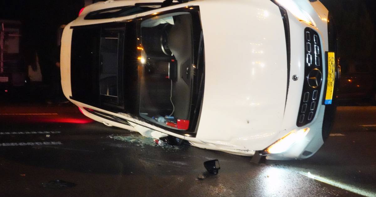 Auto op zijn kant na botsing op N345 in Zutphen.