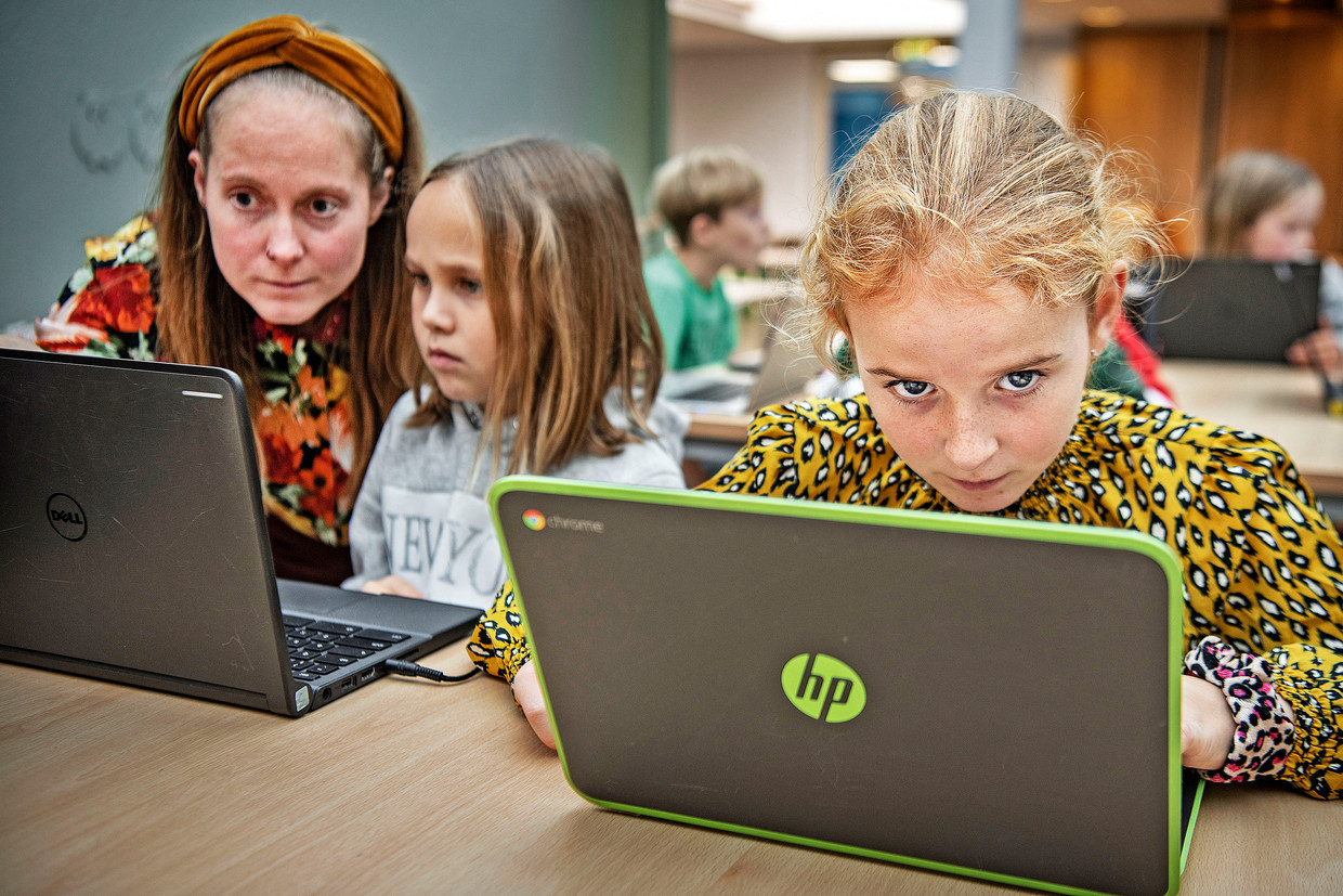 Op de Montessorischool in Naaldwijk hebben alle leerlingen in de klas van juf Shirley van de Velde een laptop van Google. Beeld Guus Dubbelman / de Volkskrant