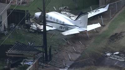 Vliegtuigje stort neer in achtertuin van huis in Houston, vier inzittenden komen er met de schrik van af