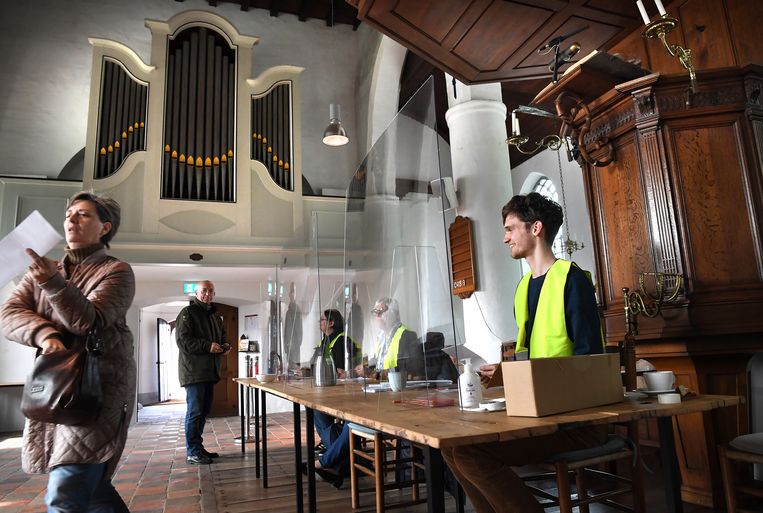 Stembureau in de plaatselijke kerk van Zoelmond, waar burgers kunnen stemmen voor de verkiezingen.  Beeld Marcel van den Bergh / de Volkskrant 
