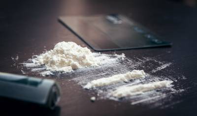 Politie ontdekt cocaïnewasserij in Limburg: drugsbende smokkelt cocaïne door ze te drenken in karton